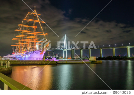 從富山縣海王丸公園看到的燈火通明的新湊橋 從富山縣海王丸公園看到的燈火通明的新湊橋 89043056