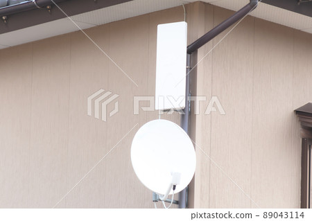 Digital terrestrial flat antenna and BS / CS antenna installed in a house 89043114