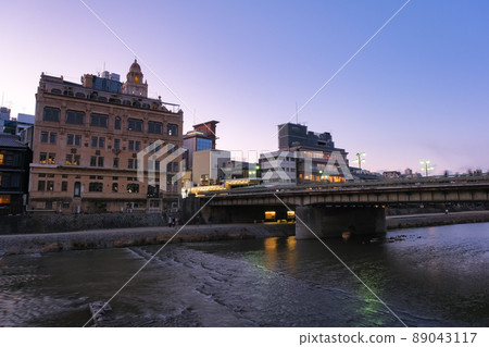 京都市鴨川和黃昏的四條大橋 89043117