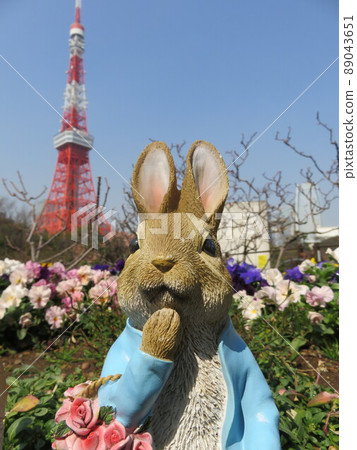 Rabbit in a gardening ornament in a flower bed overlooking Tokyo Tower 89043651