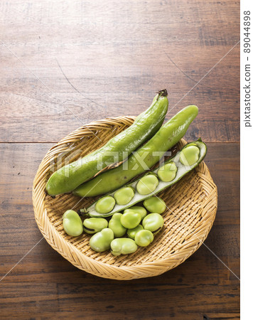 Broad beans 89044898