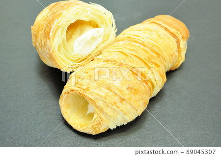 Cream-filled pie corone Cream-filled pie corone 89045307
