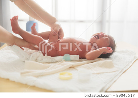 嬰兒護膚,沐浴後,臍帶,哭鬧新生嬰兒 嬰兒護膚,沐浴後,臍帶,哭鬧新生嬰兒 89045517