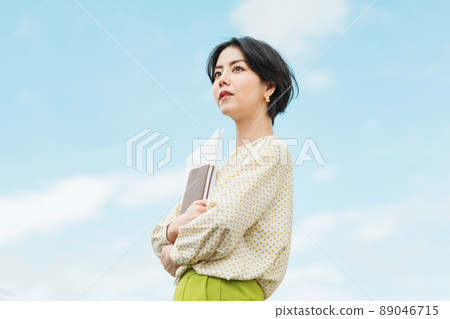 一名年輕女子的戶外肖像 一名年輕女子的戶外肖像 89046715