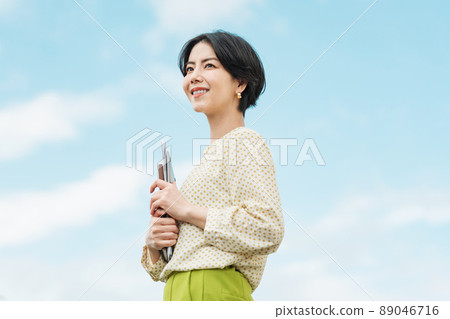 Outdoor portrait of a young business person 89046716