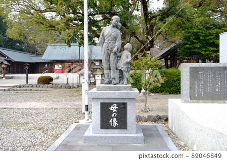 Precincts of Gokoku Shrine, statue of mother (Shiga, Hikone) Precincts of Gokoku Shrine, statue of mother (Shiga, Hikone) 89046849