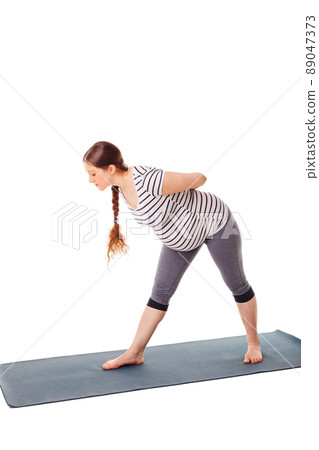 Pregnant woman doing yoga asana parsvottanasana 89047373