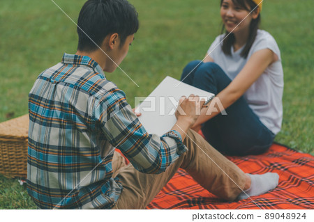 男朋友在公園裡畫她的漫畫 89048924