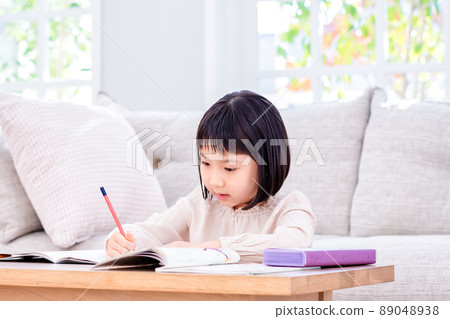 Elementary school students studying in the living room　 89048938