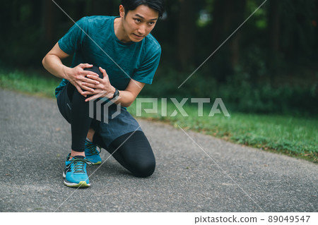 Runner who hurt his knee Runner who hurt his knee 89049547