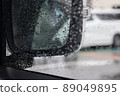 車門後視鏡和雨滴 89049895
