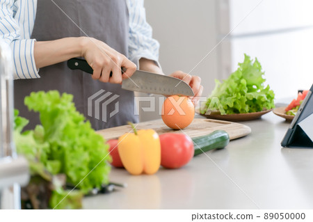 廚房烹飪蔬菜切割婦女的手 89050000