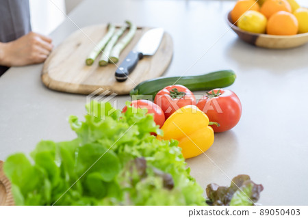 廚房蔬菜，手邊的女人 89050403