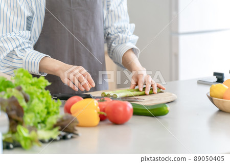 Kitchen vegetables, women at hand Kitchen vegetables, women at hand 89050405