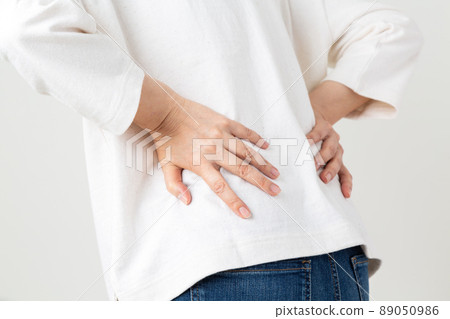 Middle women suffering from low back pain 89050986
