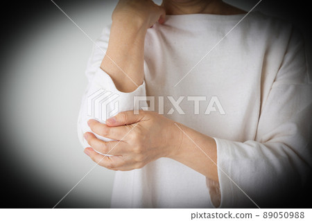 Middle woman holding her elbow Middle woman holding her elbow 89050988
