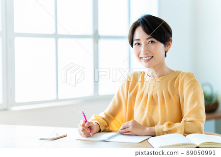 Middle woman studying in the living room 89050991