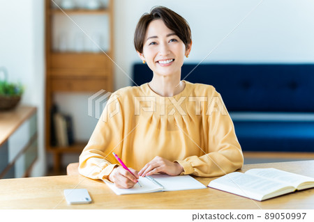 Middle woman studying in the living room 89050997
