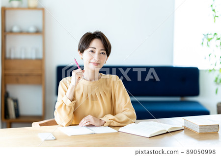 在客廳學習的中年婦女 89050998