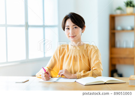 在客廳學習的中年婦女 89051003