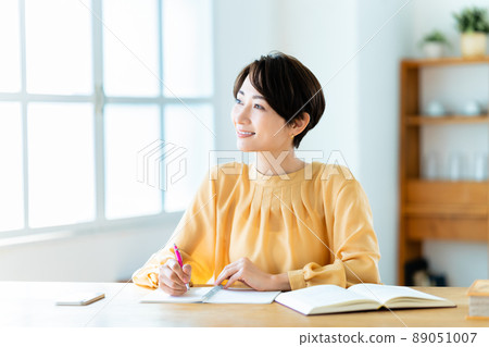 在客廳學習的中年婦女 89051007