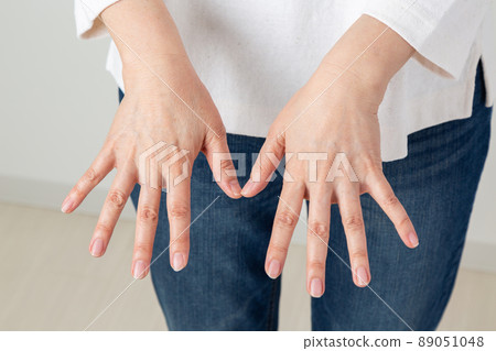 Middle woman's hand 89051048