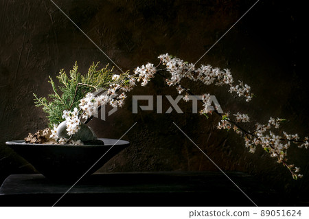 Spring ikebana with white flowers 89051624