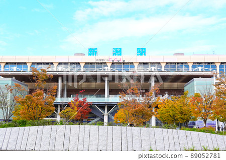 新潟縣 JR 東新潟站（南口廣場）正面圖（晴天和紅葉） 89052781