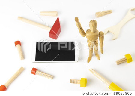 Drawing dolls, wooden tools and smartphones 89053800