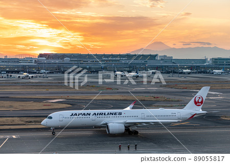Scenery of Haneda Airport ・ Taxiing passenger plane ・ Japan Airlines A350 89055817