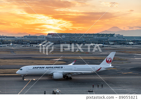 Scenery of Haneda Airport ・ Taxiing passenger plane ・ Japan Airlines A350 89055821
