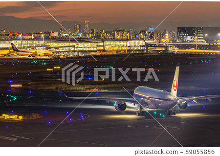 Scenery of Haneda Airport ・ Taxiing passenger plane ・ Japan Airlines A350 89055856