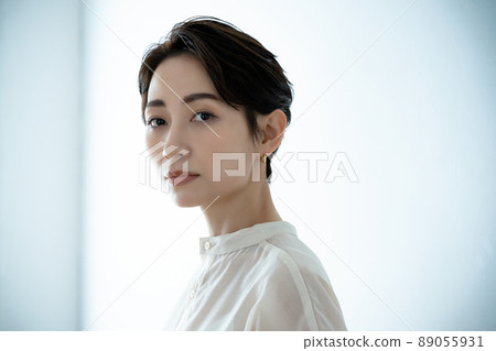 Genderless middle woman 89055931