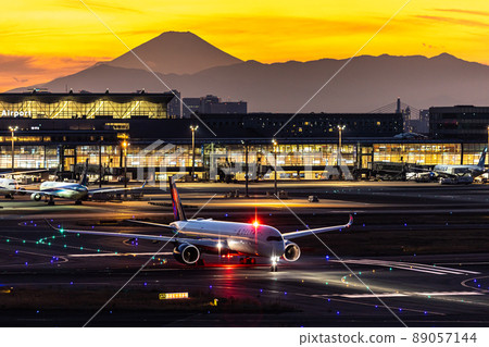 Scenery of Haneda Airport, taxiing passenger plane, Delta Air Lines, A350 89057144