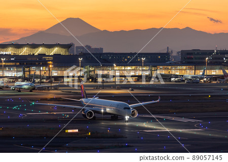 Scenery of Haneda Airport, taxiing passenger plane, Delta Air Lines, A350 89057145