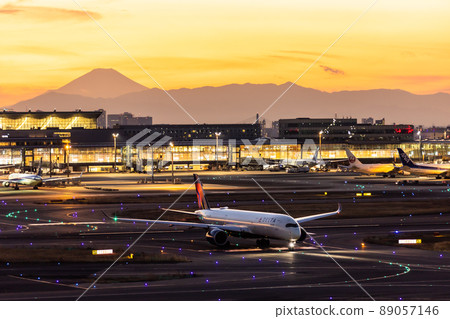 Scenery of Haneda Airport, taxiing passenger plane, Delta Air Lines, A350 89057146
