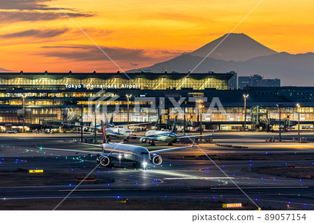 Scenery of Haneda Airport, taxiing passenger plane, Delta Air Lines, A350 89057154