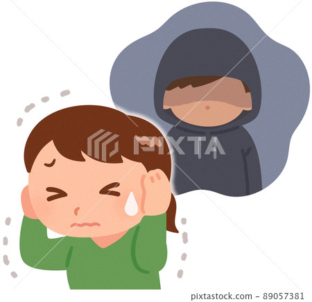 一個女人被一個戴兜帽的人嚇壞了 89057381