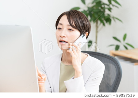 在辦公室工作的女性(商務、商人、女商人、辦公室女士、工作、計算機、智能手機) 在辦公室工作的女性(商務、商人、女商人、辦公室女士、工作、計算機、智能手機) 89057539