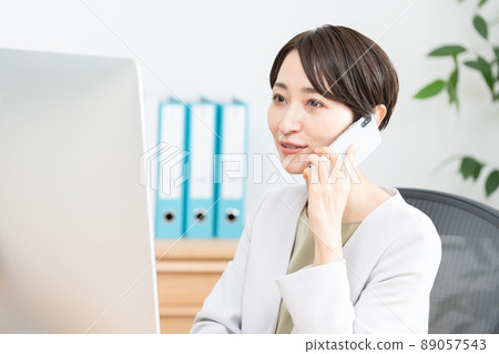 在辦公室工作的女性(商務、商人、女商人、辦公室女士、工作、計算機、智能手機) 在辦公室工作的女性(商務、商人、女商人、辦公室女士、工作、計算機、智能手機) 89057543