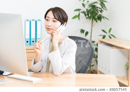 在辦公室工作的女性(商務、商人、女商人、辦公室女士、工作、計算機、智能手機) 在辦公室工作的女性(商務、商人、女商人、辦公室女士、工作、計算機、智能手機) 89057545