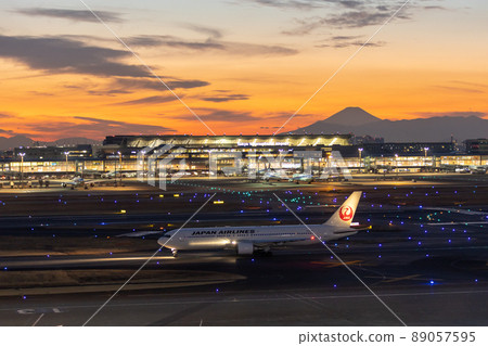 Scenery of Haneda Airport ・ Taxiing passenger plane ・ Japan Airlines Boeing 767 Scenery of Haneda Airport ・ Taxiing passenger plane ・ Japan Airlines Boeing 767 89057595
