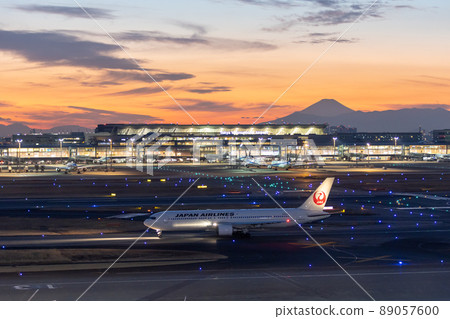 Scenery of Haneda Airport ・ Taxiing passenger plane ・ Japan Airlines Boeing 767 89057600