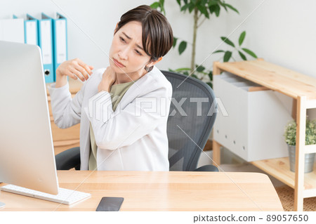 Women working in the office (business, businessman, business woman, office lady, work, computer, stiff shoulder) Women working in the office (business, businessman, business woman, office lady, work, computer, stiff shoulder) 89057650