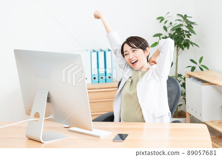 Women working in growing offices (business, businessman, business woman, office lady, work, personal computer) 89057681