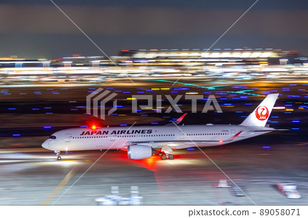 羽田機場風景・滑行客機・日本航空A350 89058071