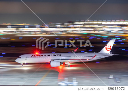Scenery of Haneda Airport ・ Taxiing passenger plane ・ Japan Airlines A350 89058072