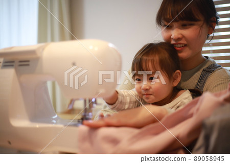 使用縫紉機的父母和孩子 89058945