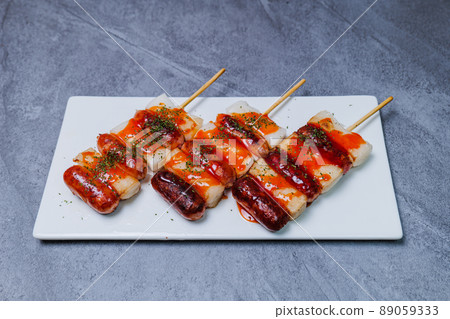韓國菜 Sotteok Sotteok 菜在白盤上配上醬汁 韓國菜 Sotteok Sotteok 菜在白盤上配上醬汁 89059333