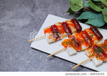 韓國菜 Sotteok Sotteok 菜在白盤上配上醬汁 韓國菜 Sotteok Sotteok 菜在白盤上配上醬汁 89059343